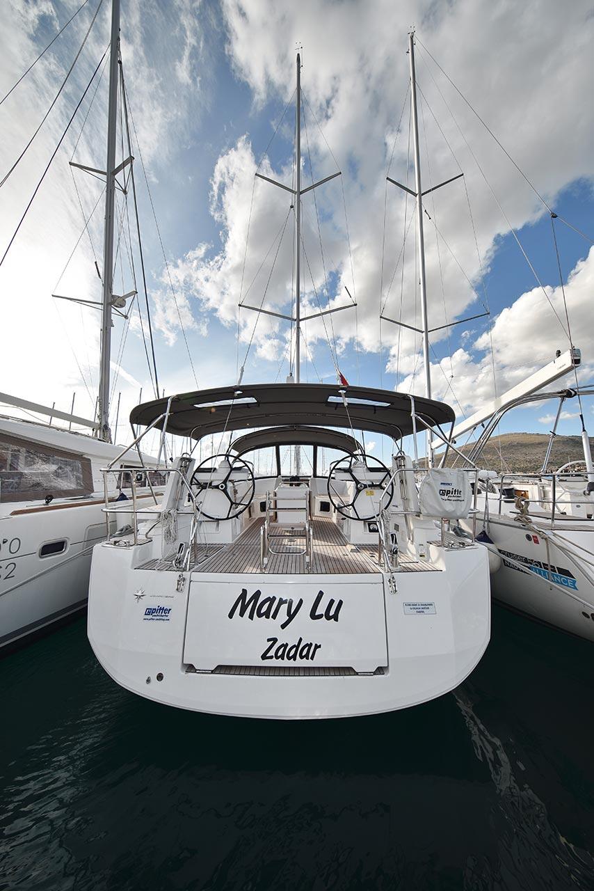 Sailing yacht 