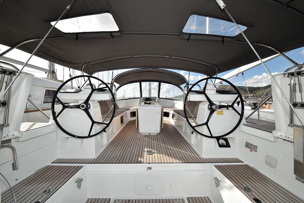 Sailing yacht 