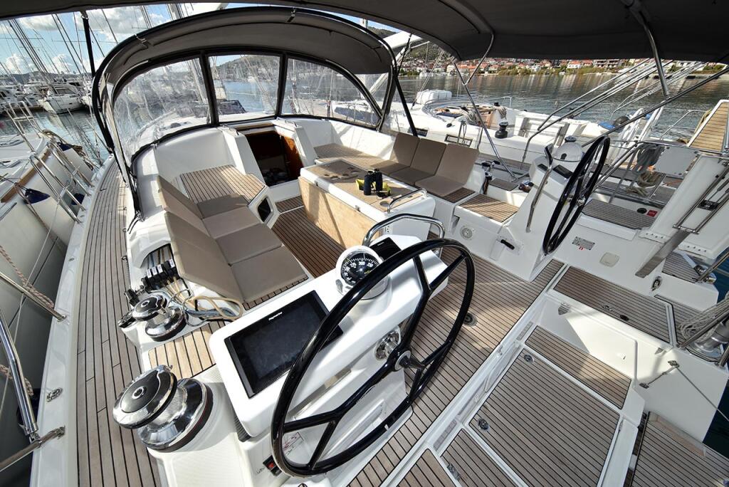 Sailing yacht 