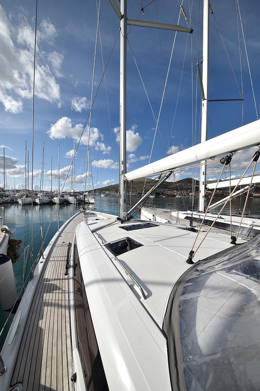 Sailing yacht 