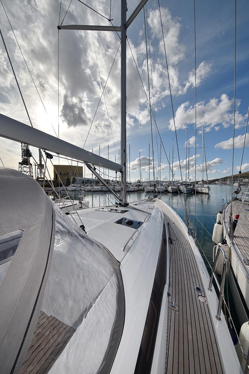 Sailing yacht 