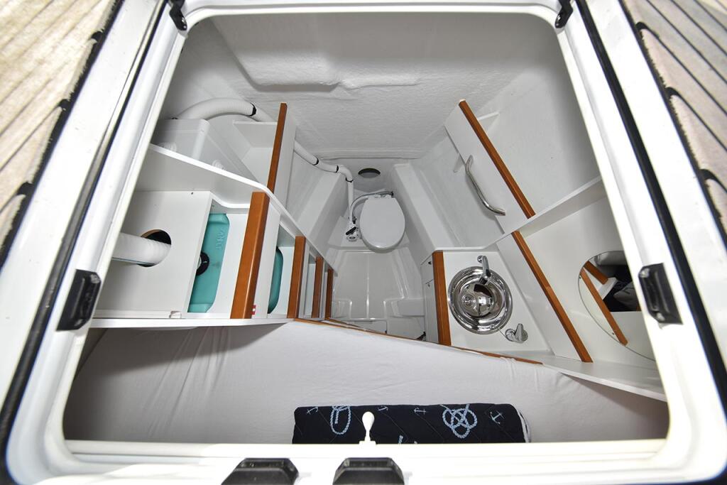 Sailing yacht 