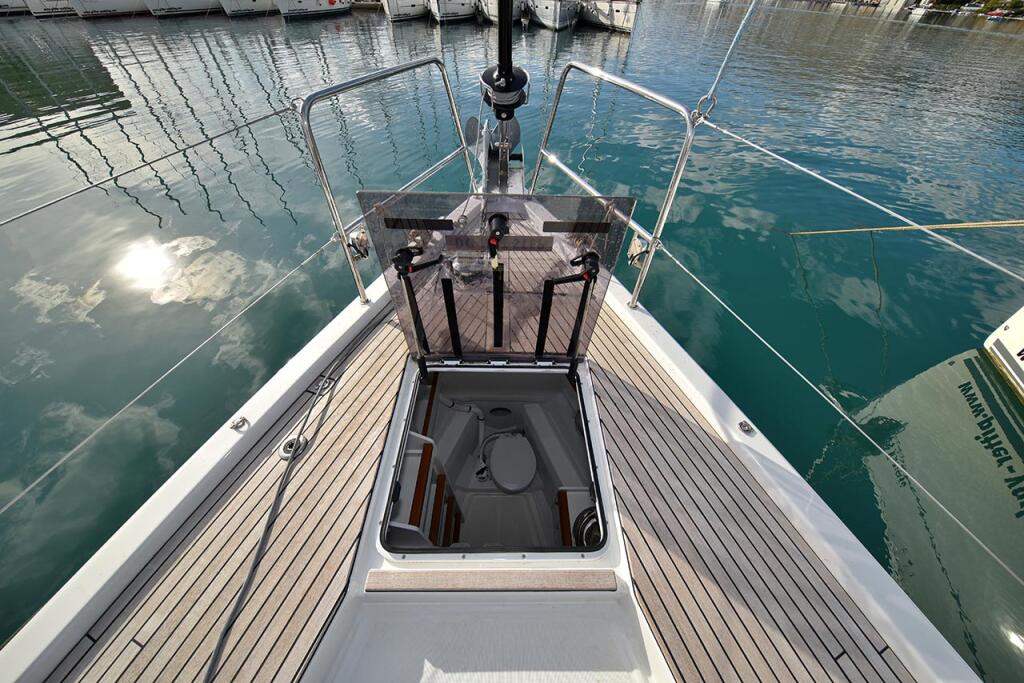 Sailing yacht 