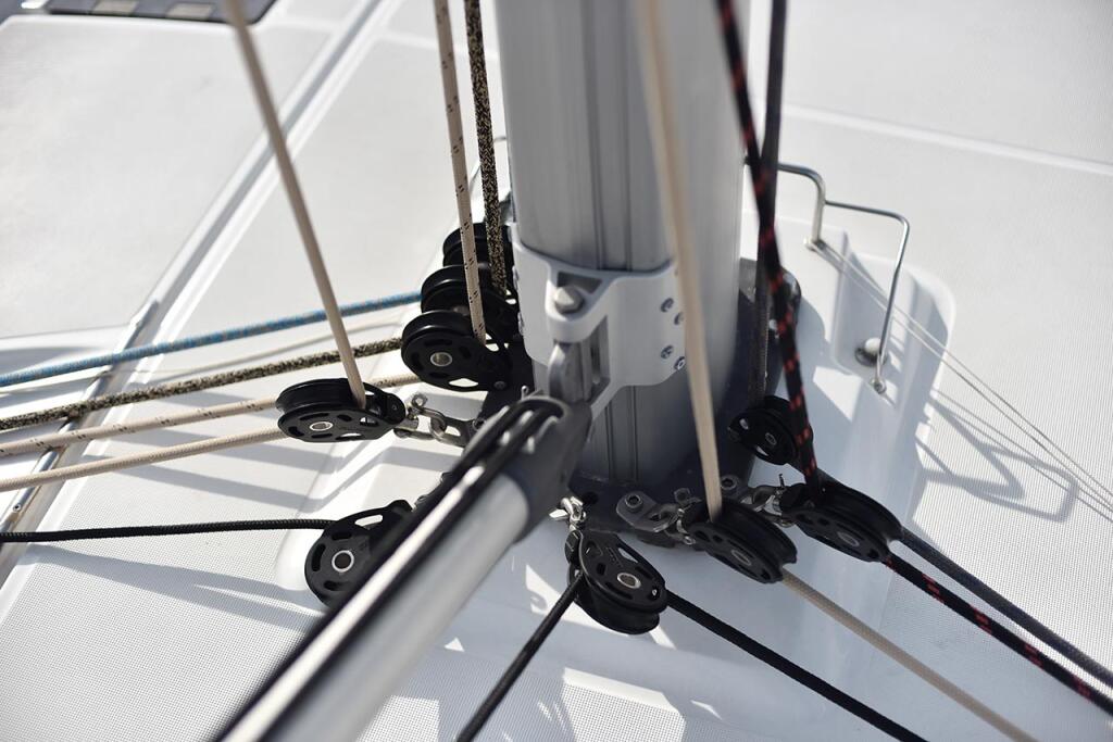 Sailing yacht 