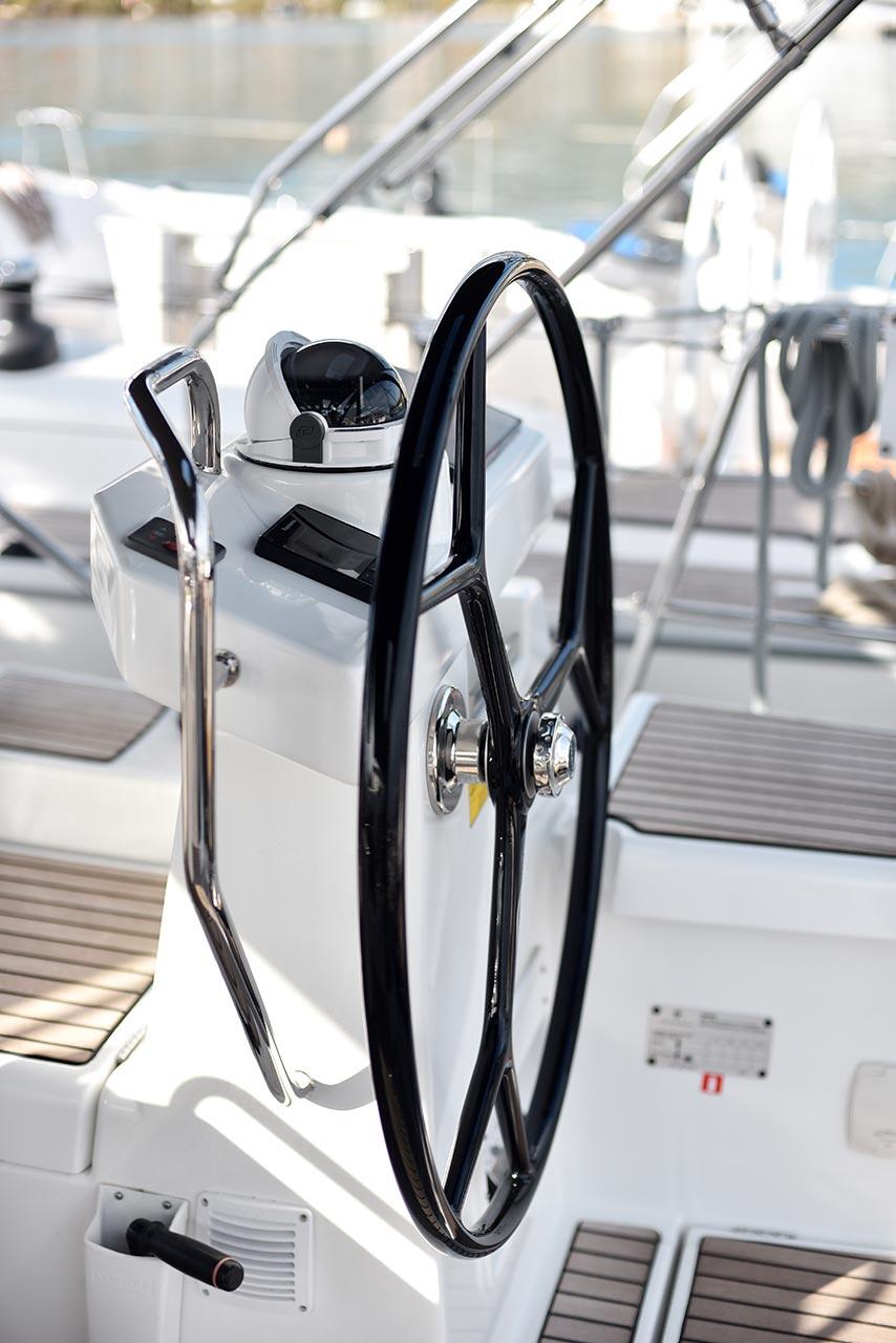 Sailing yacht 