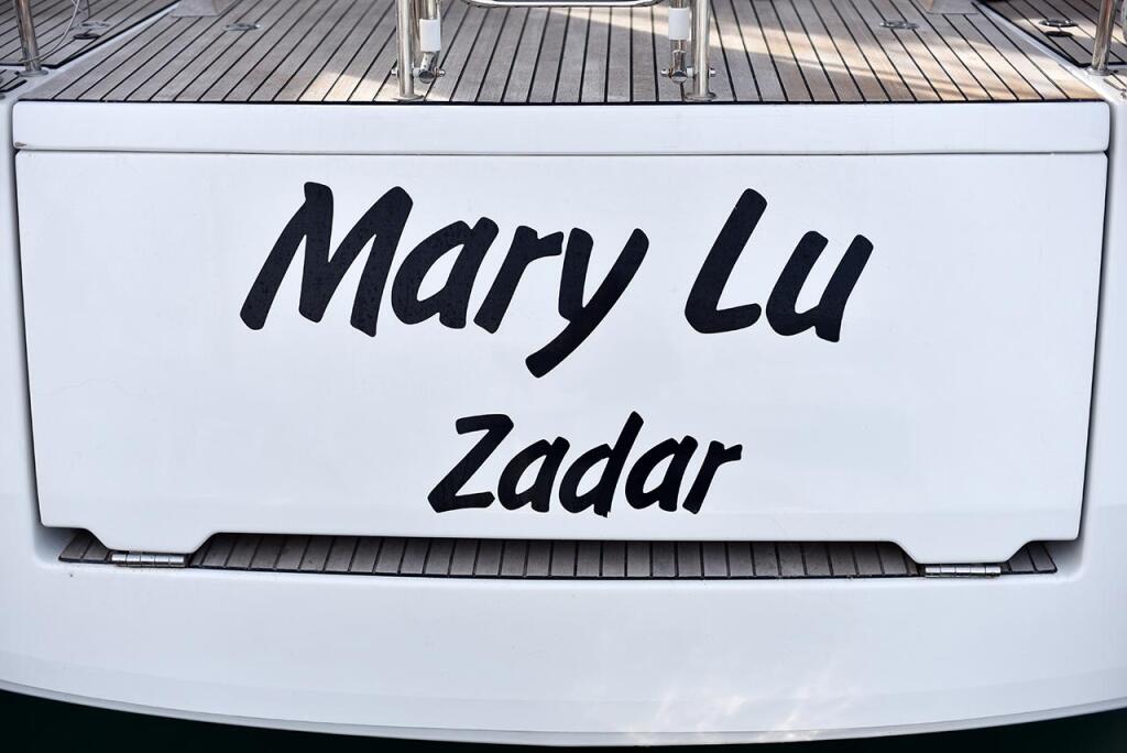 Sailing yacht 