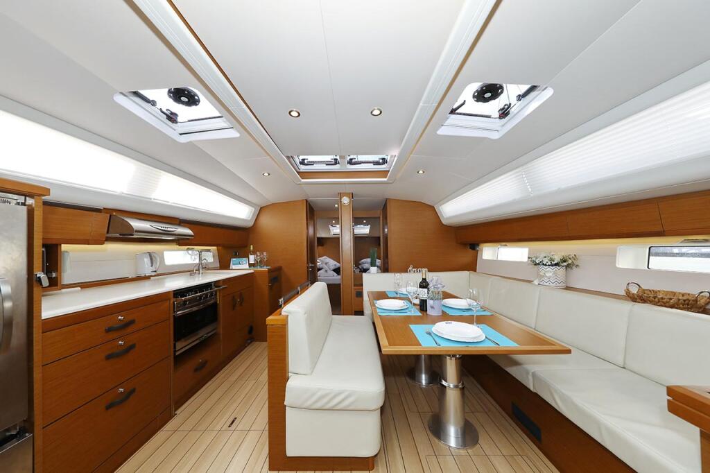 Sailing yacht 