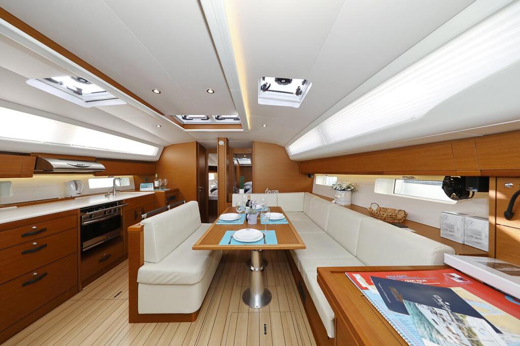 Sailing yacht 
