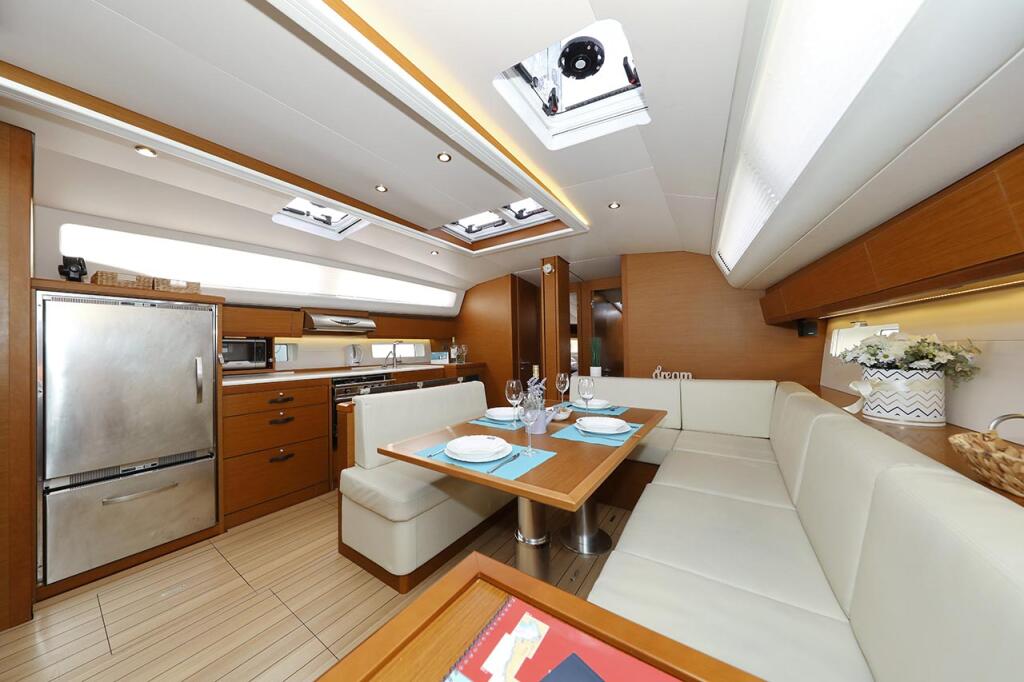 Sailing yacht 