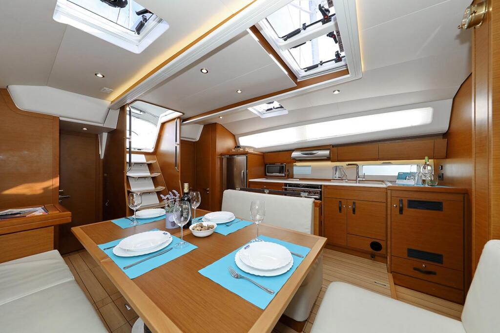 Sailing yacht 