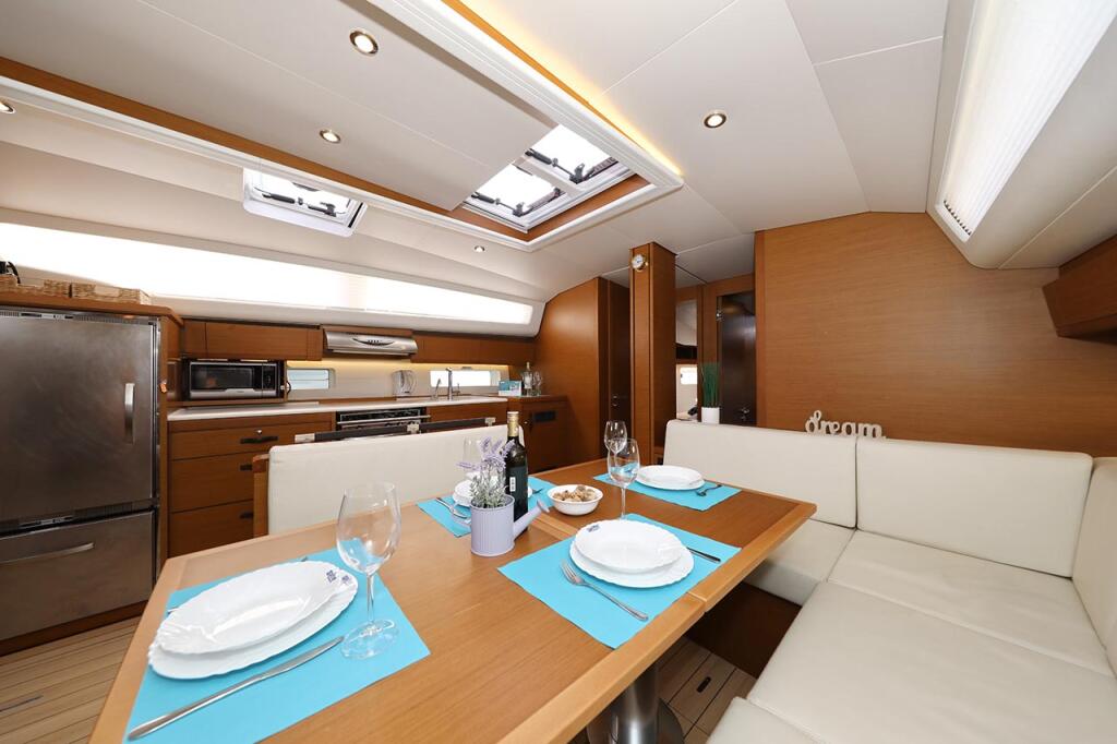 Sailing yacht 
