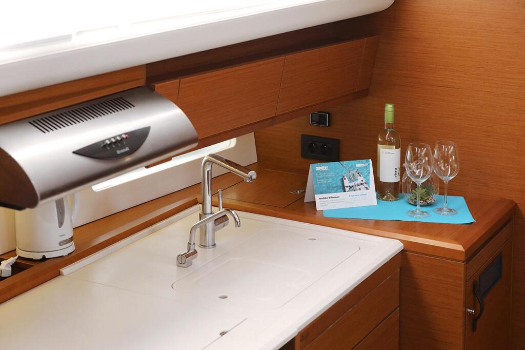 Sailing yacht 