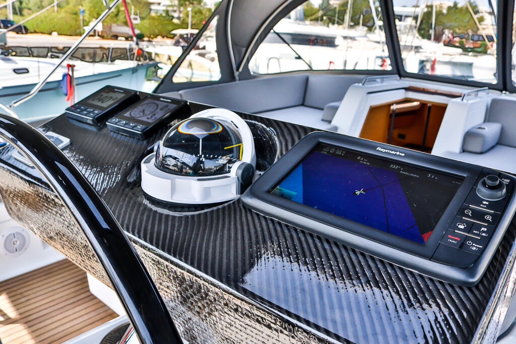 Sailing yacht 