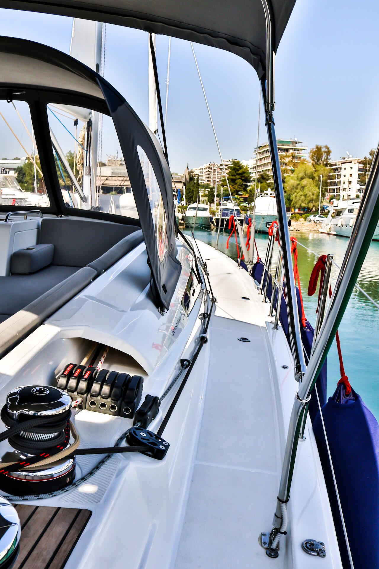 Sailing yacht 