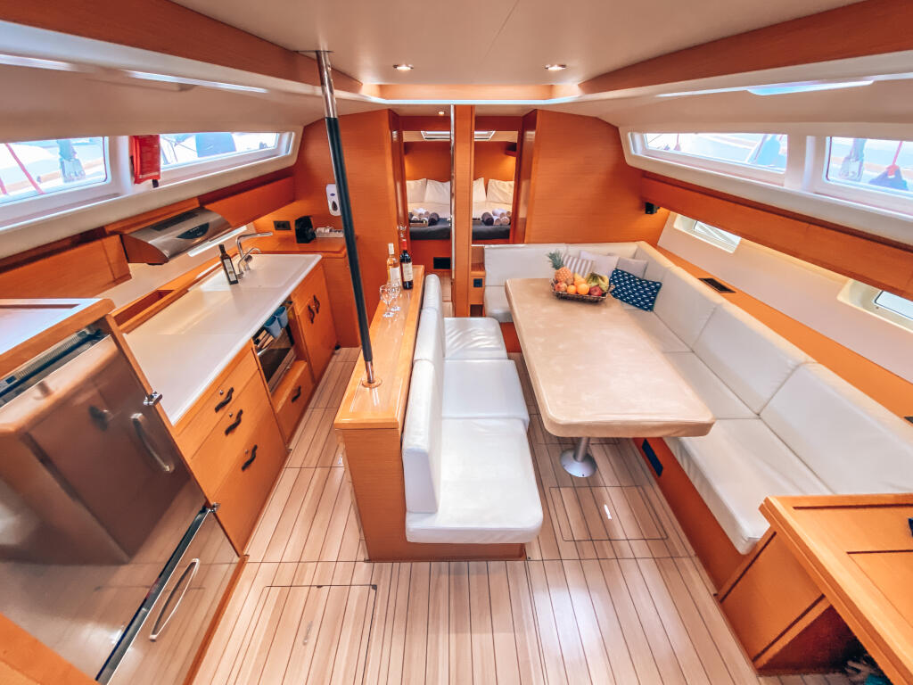 Sailing yacht 