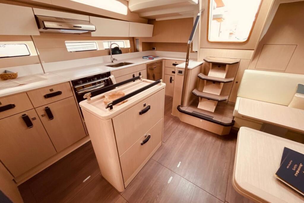 Sailing yacht 