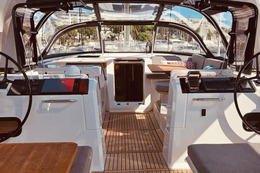 Sailing yacht 