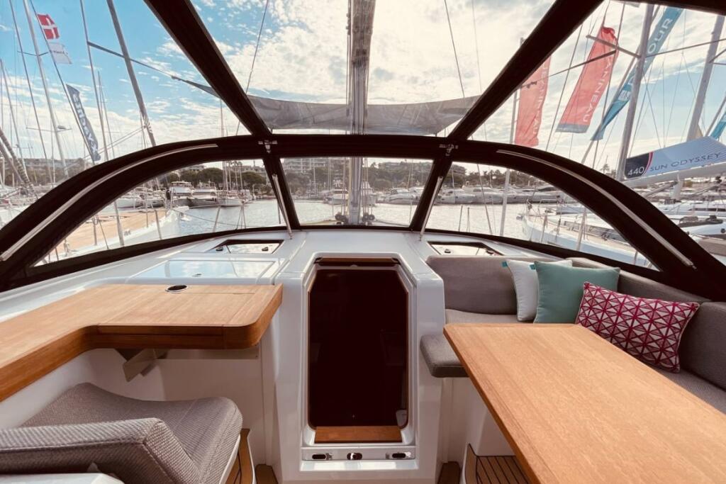 Sailing yacht 