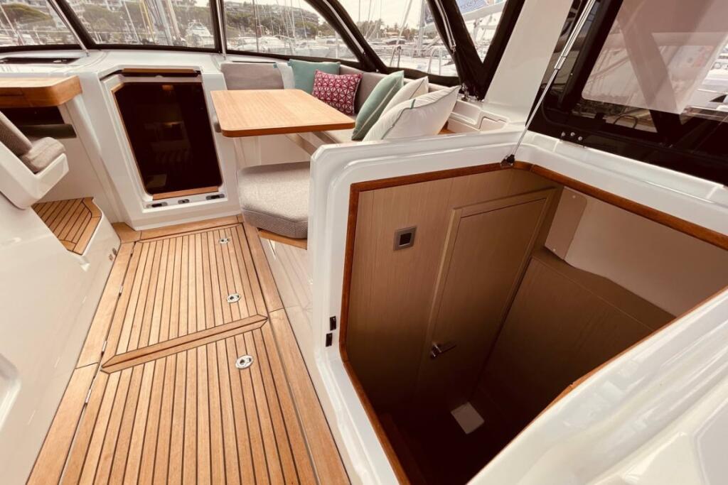 Sailing yacht 