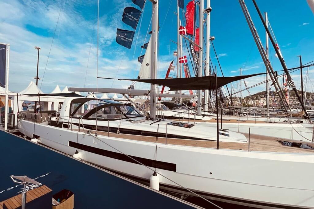 Sailing yacht 