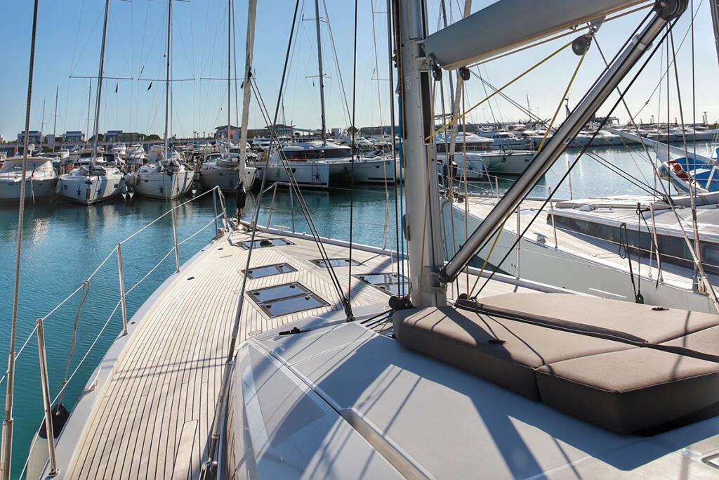 Sailing yacht 