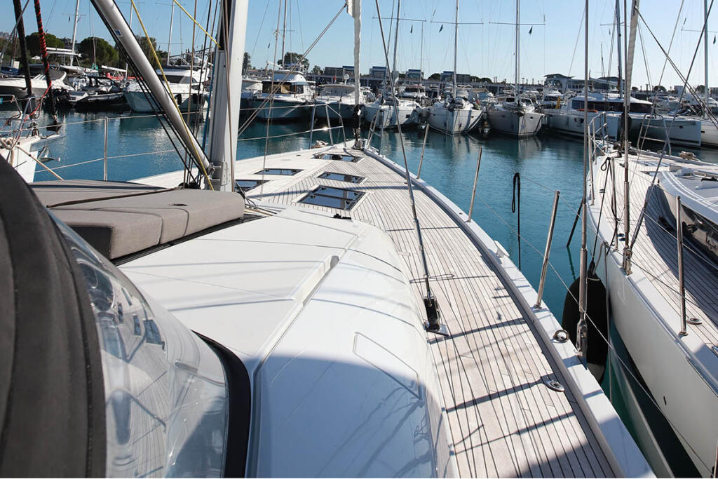 Sailing yacht 