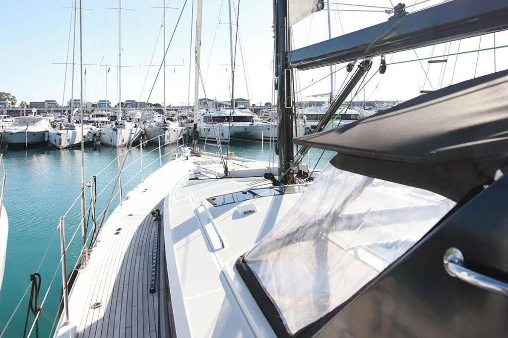 Sailing yacht 