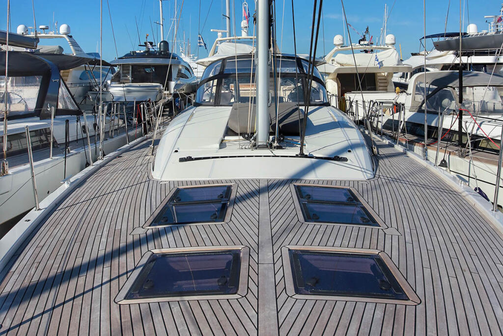 Sailing yacht 