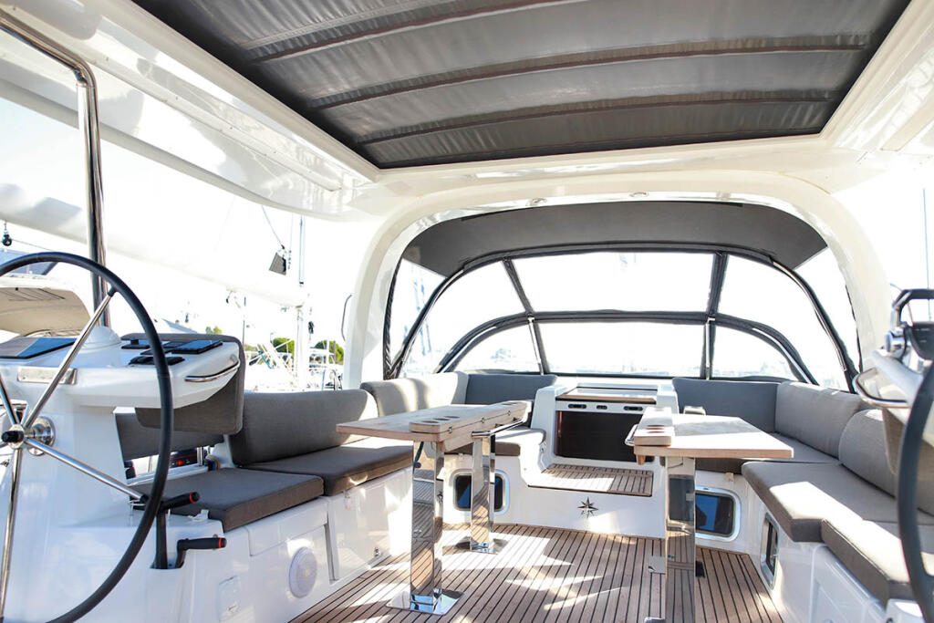 Sailing yacht 