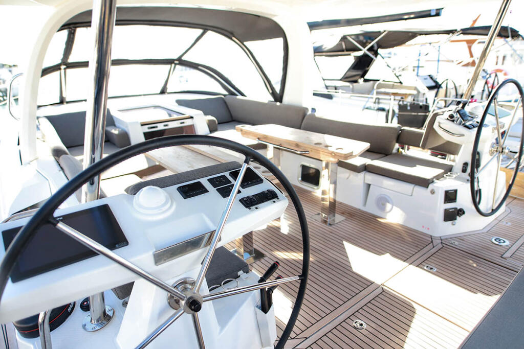Sailing yacht 