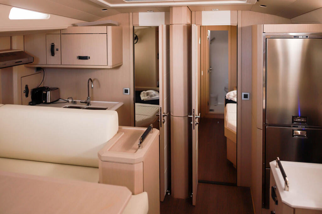 Sailing yacht 