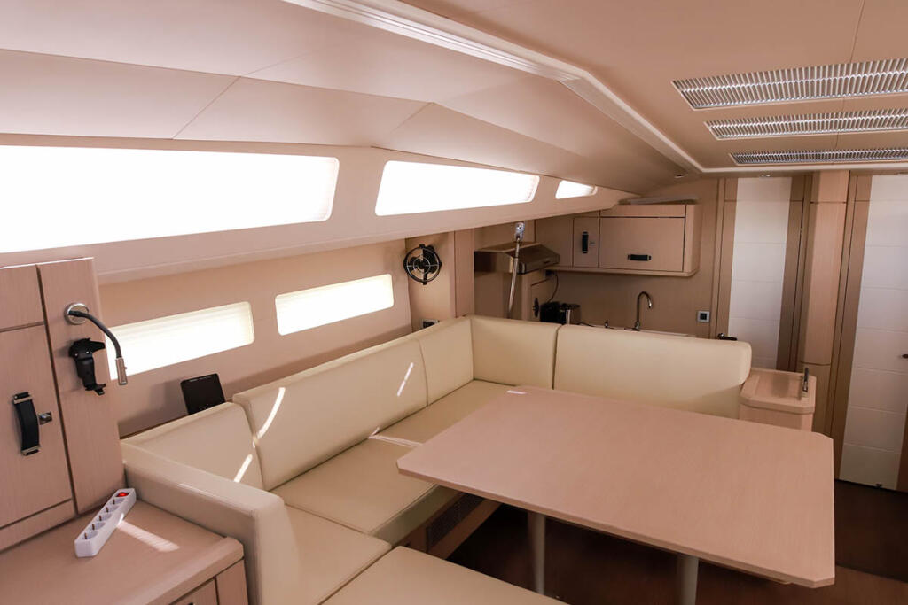 Sailing yacht 