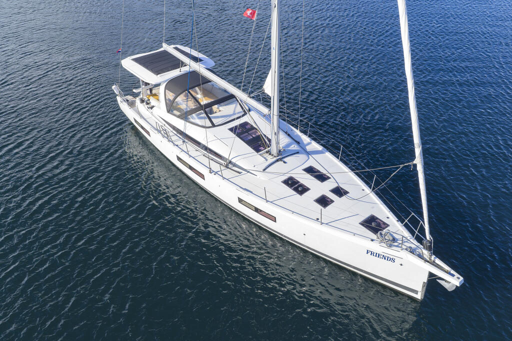 Sailing yacht 