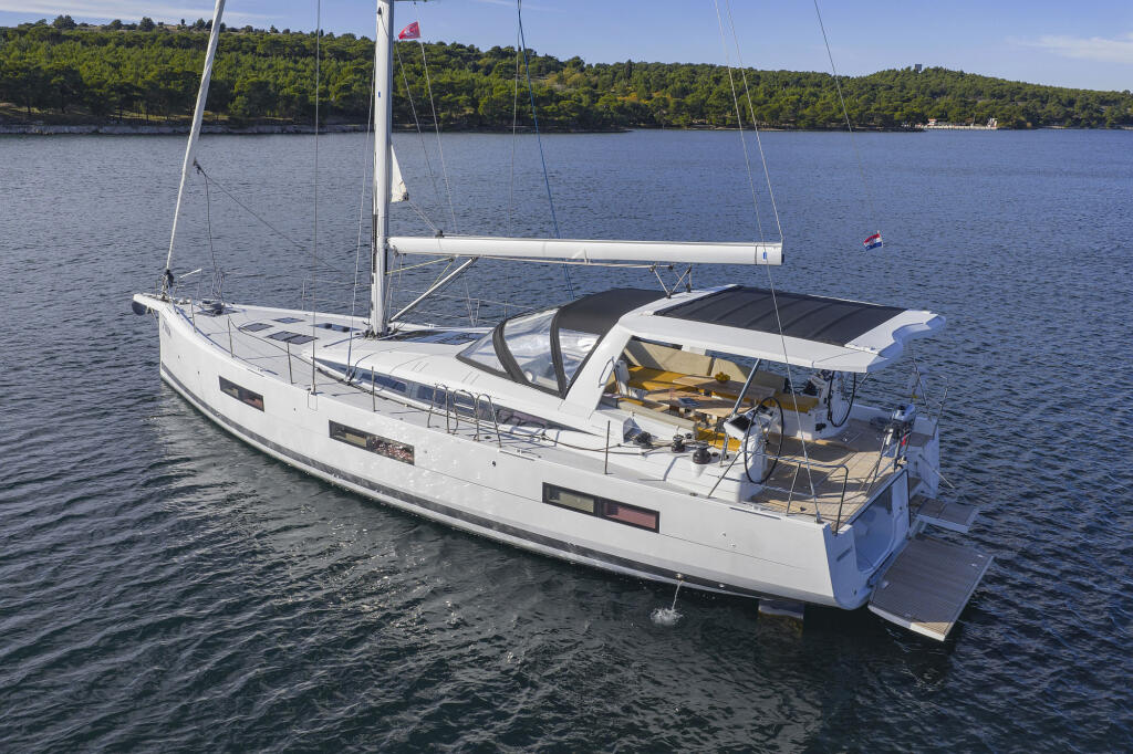 Sailing yacht 