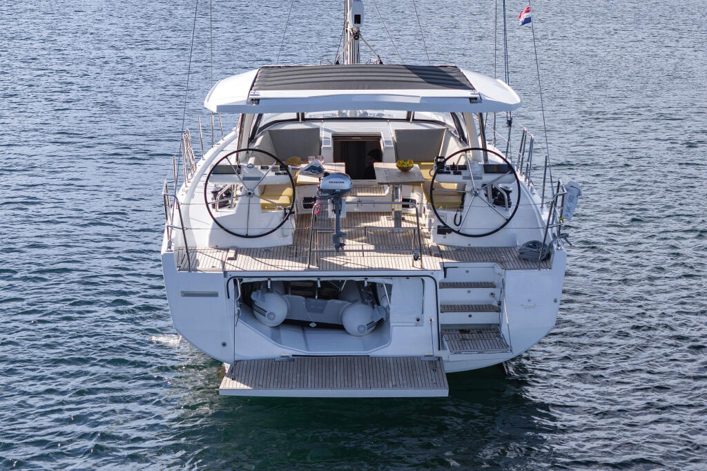 Sailing yacht 