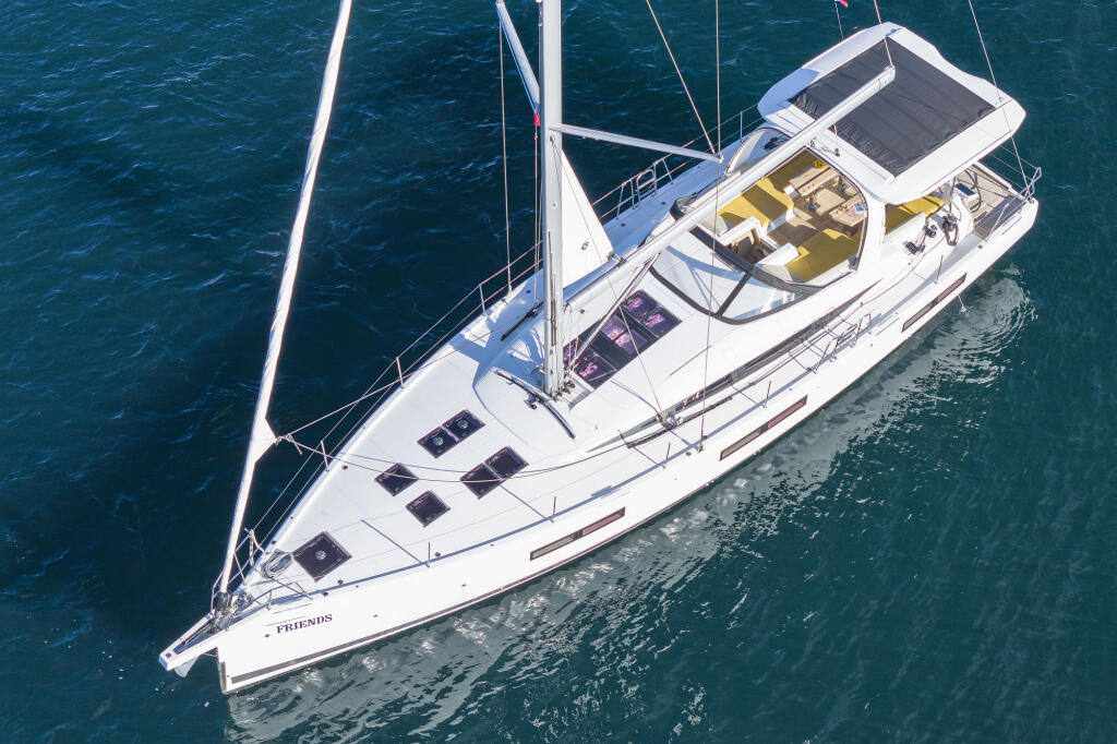 Sailing yacht 
