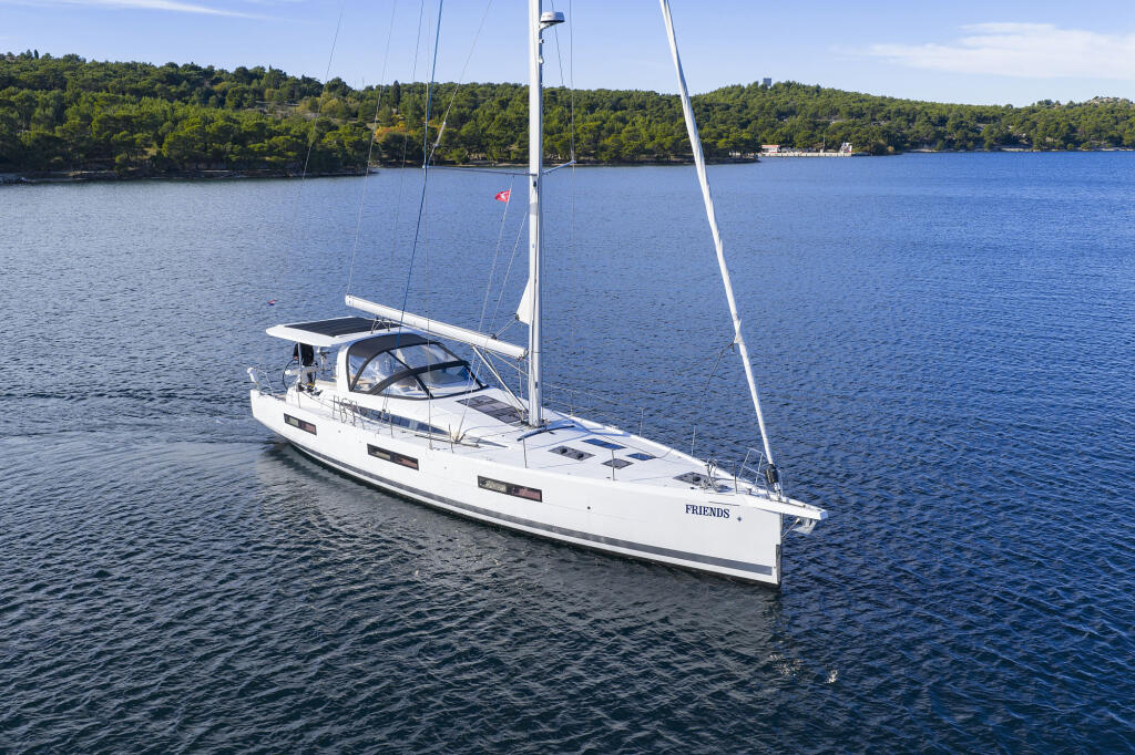 Sailing yacht 
