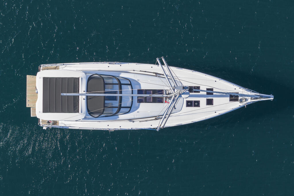 Sailing yacht 