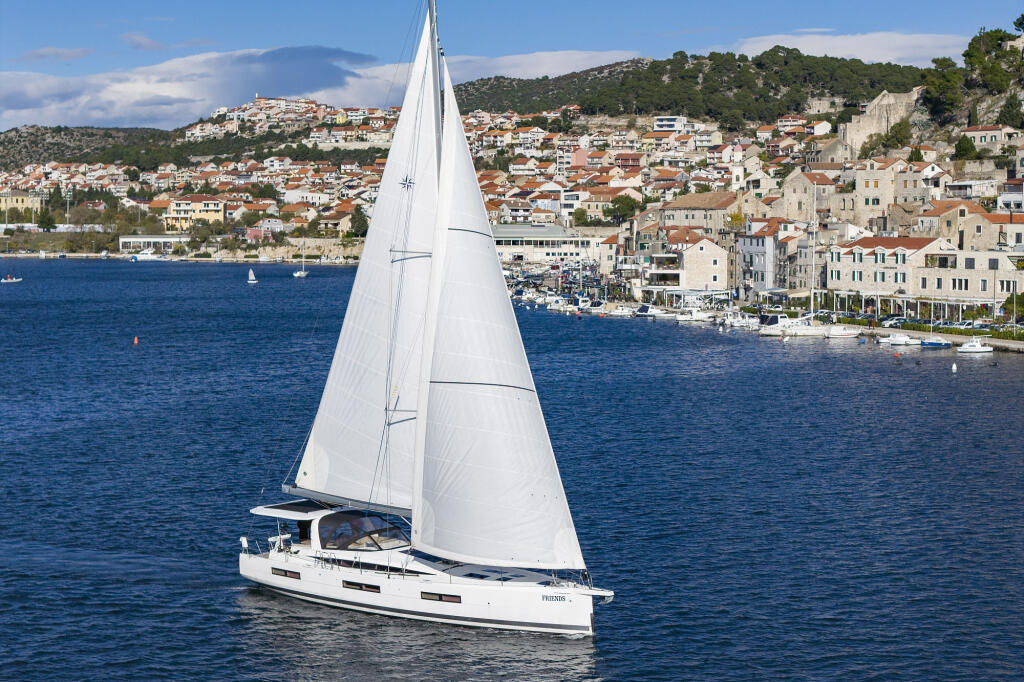 Sailing yacht 