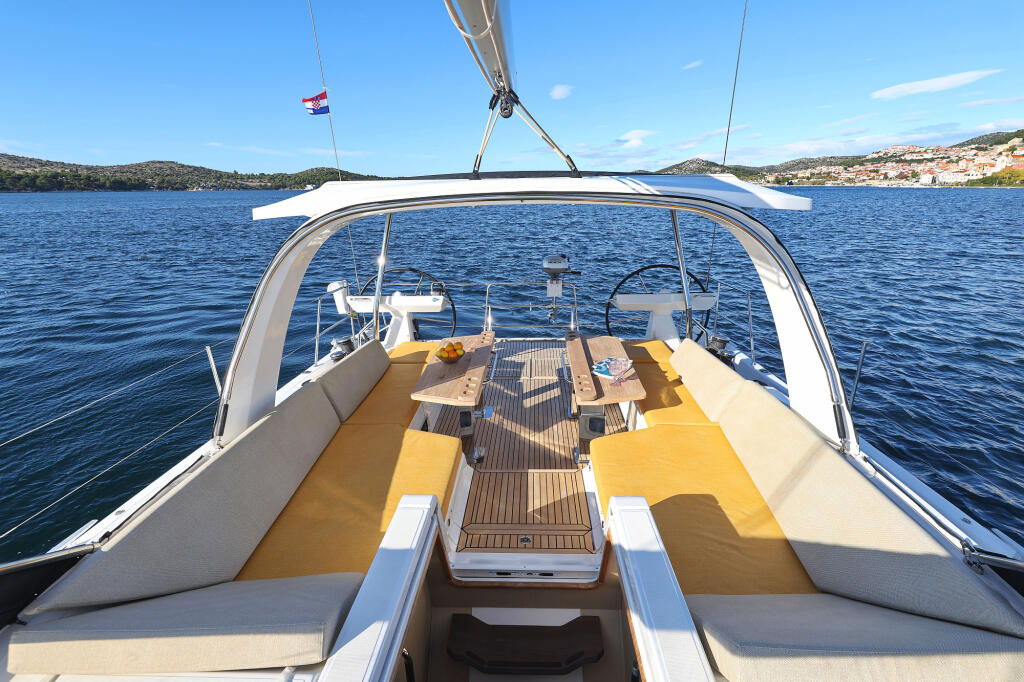 Sailing yacht 
