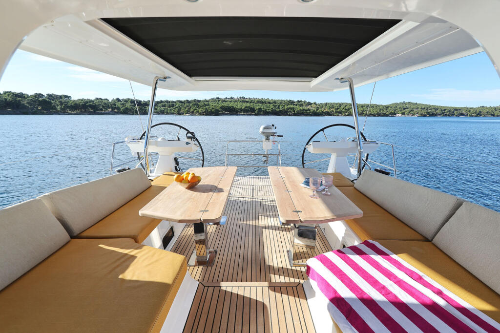 Sailing yacht 
