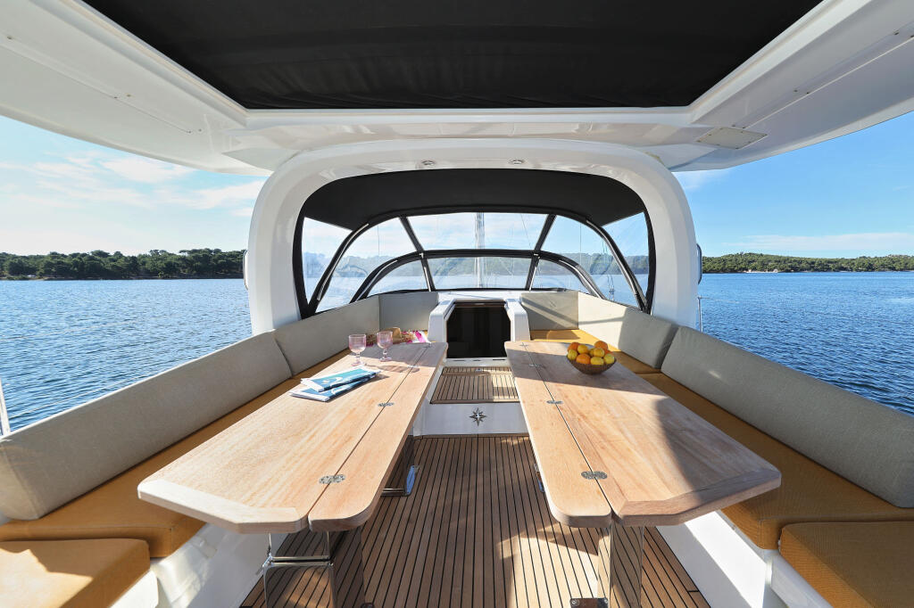 Sailing yacht 
