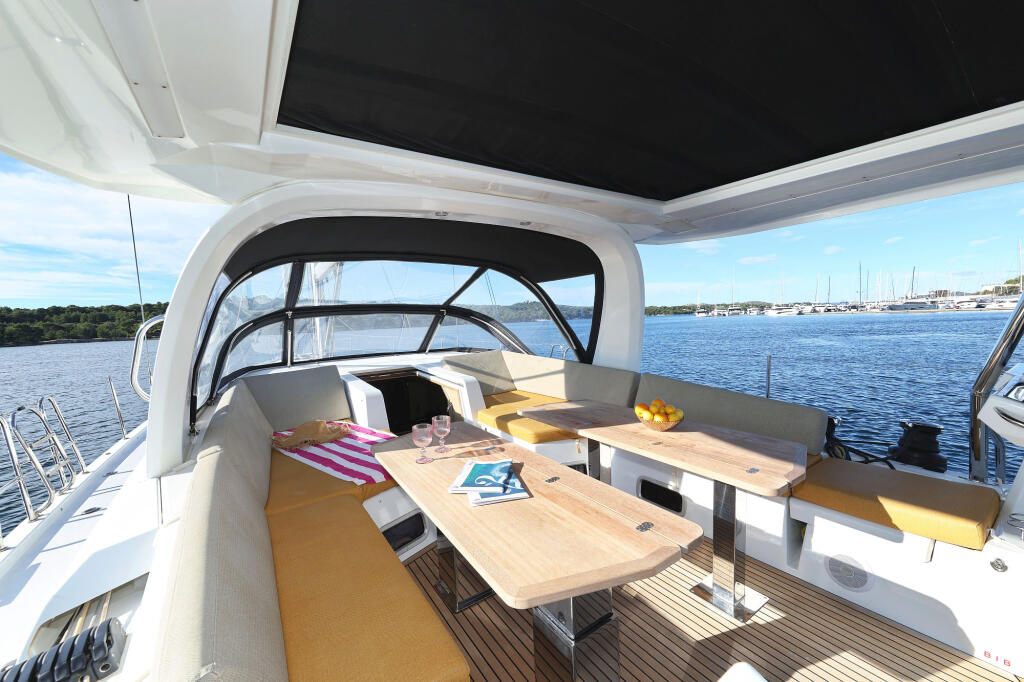 Sailing yacht 