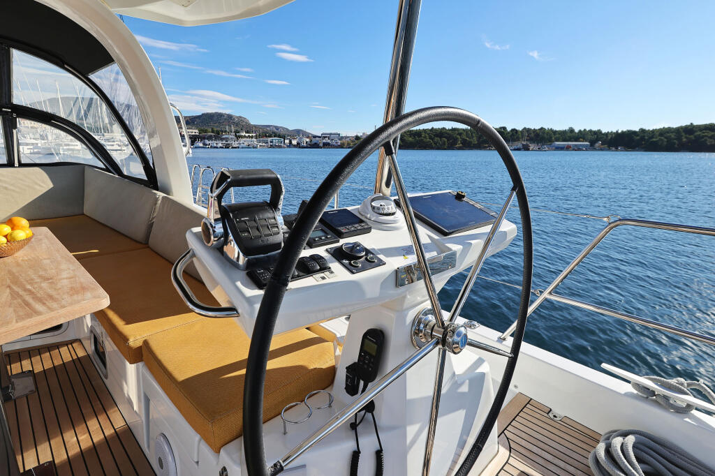 Sailing yacht 