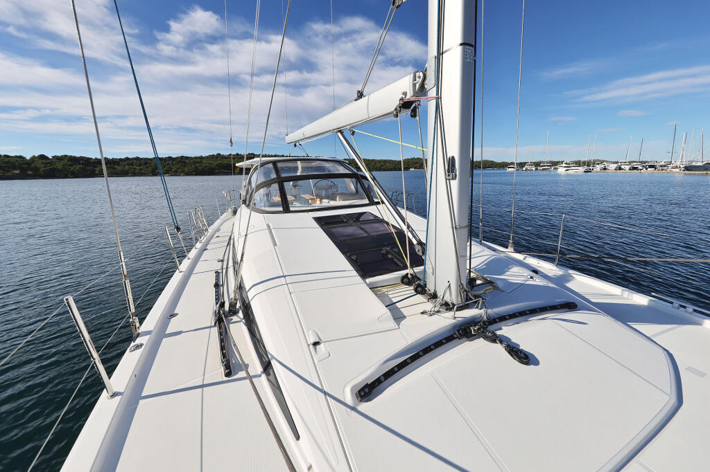 Sailing yacht 