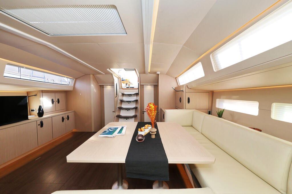 Sailing yacht 