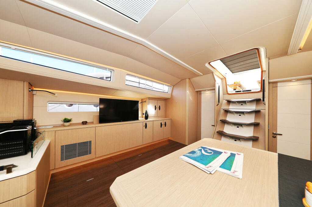 Sailing yacht 
