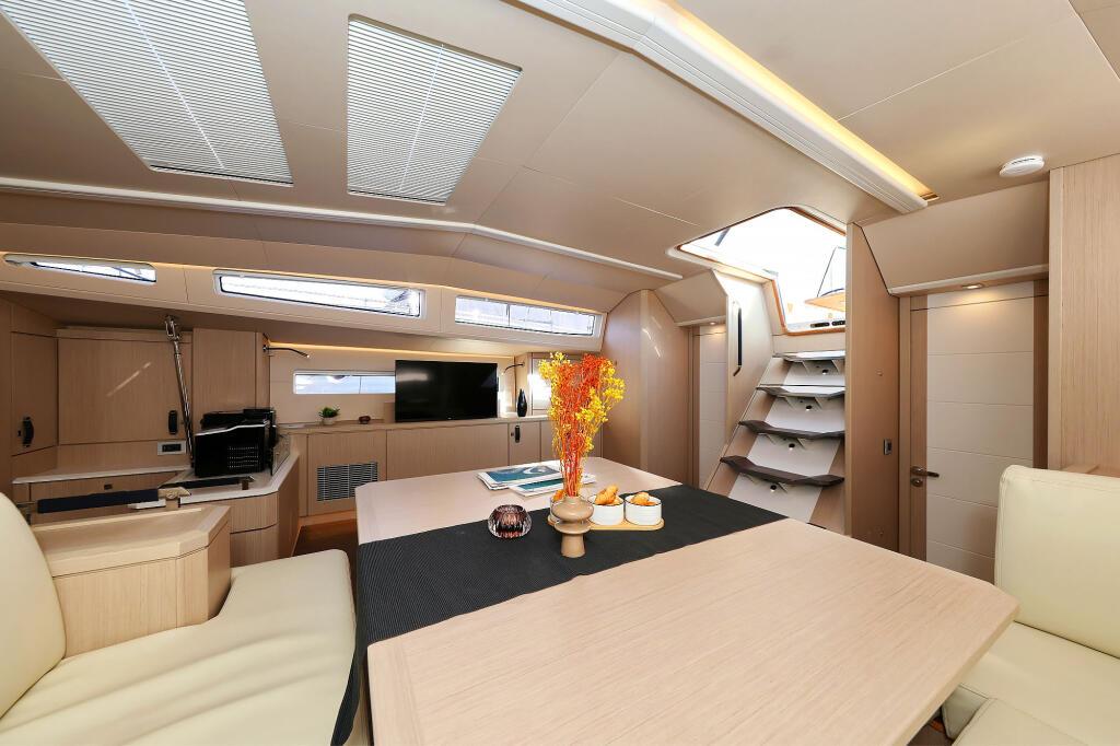 Sailing yacht 