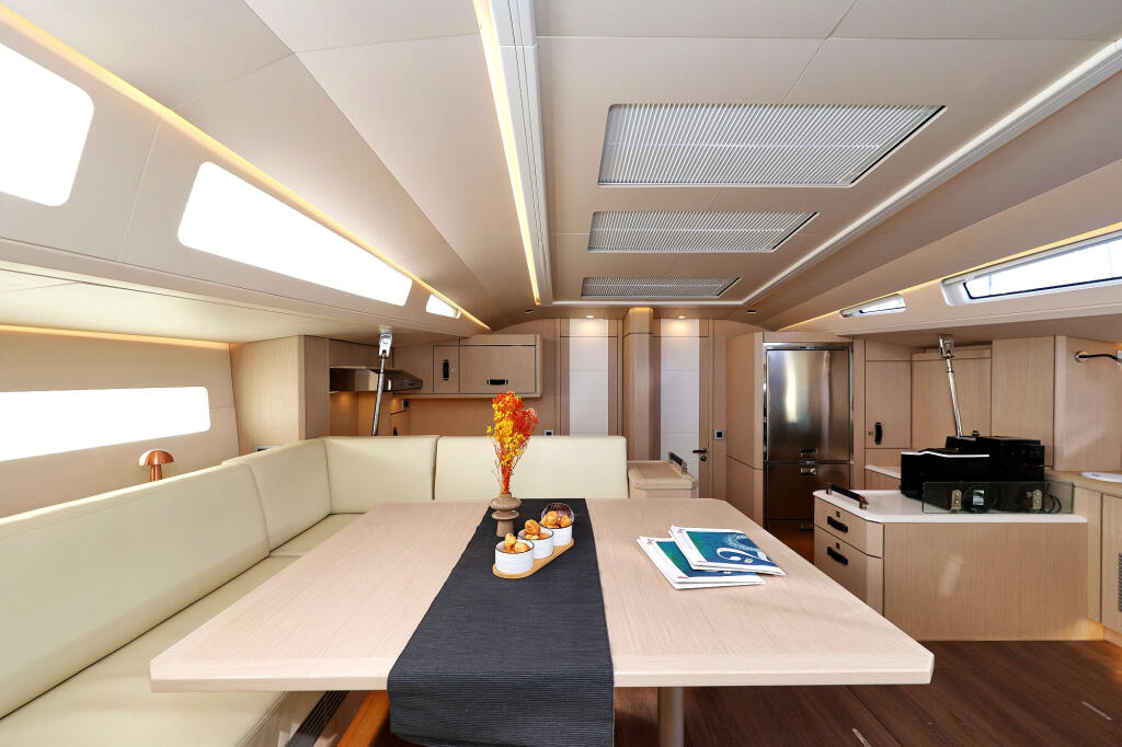 Sailing yacht 
