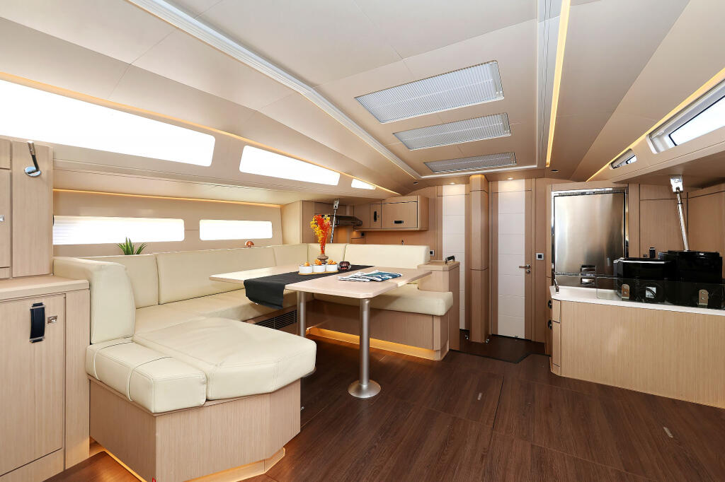 Sailing yacht 